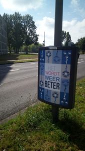 Poster coronavirus straatbeeld